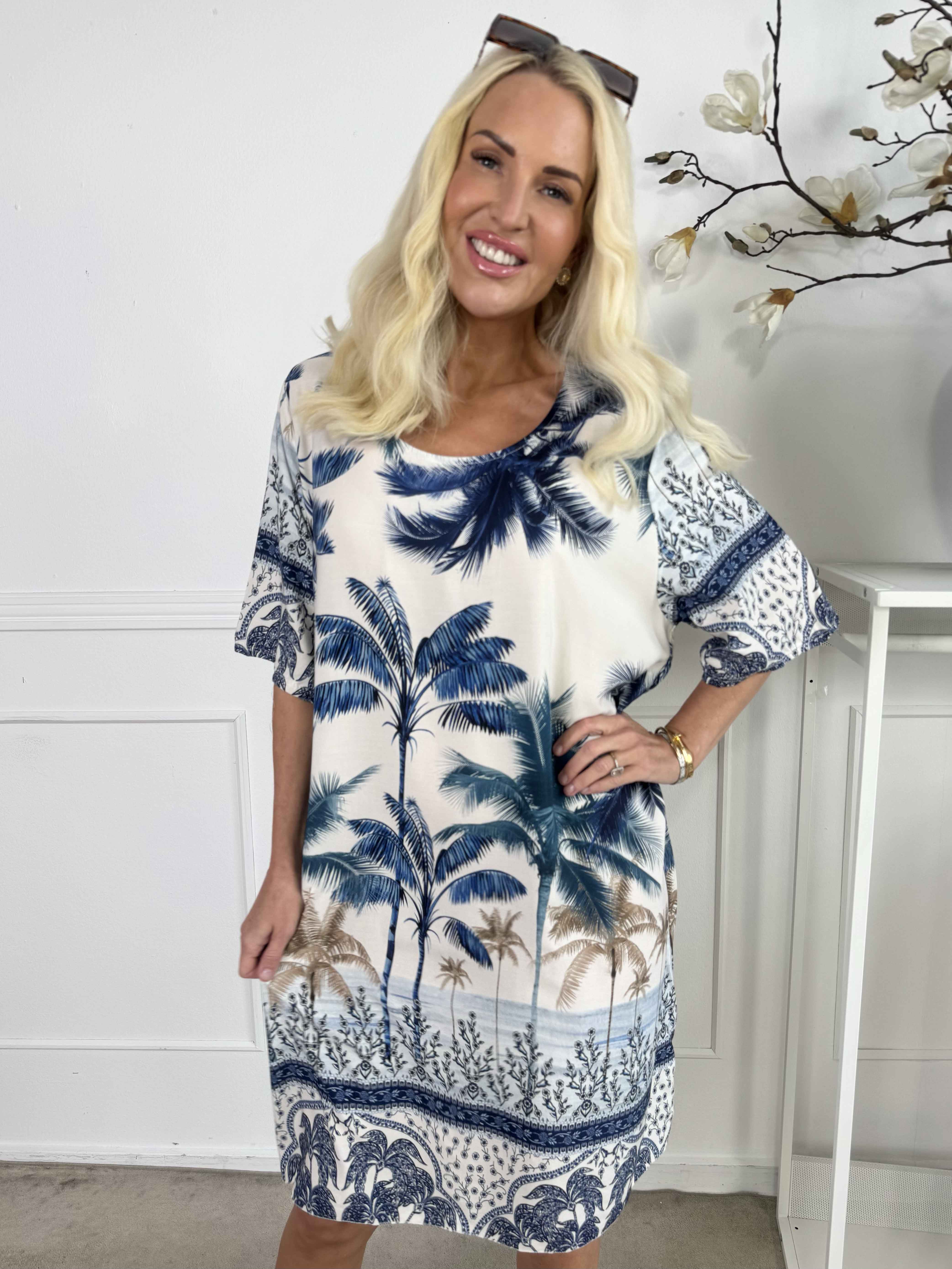 Julia - Sommerkjole med palmer og mønster